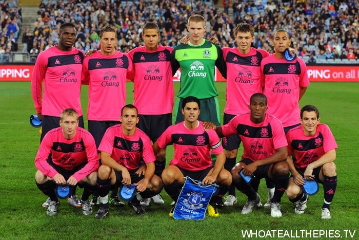 Everton - 2010: Không ít CĐV của Everton đã thất vọng với đội bóng của họ, bởi mẫu áo năm 2010 trông rất ẻo lả. Các cô gái có thể thích màu hồng tiểu thư ấy, nhưng các chàng trai thì không
